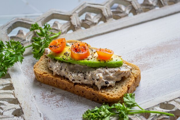 Bocadillo de pan con aguacate y crema deliciosa vida saludable comida saludable