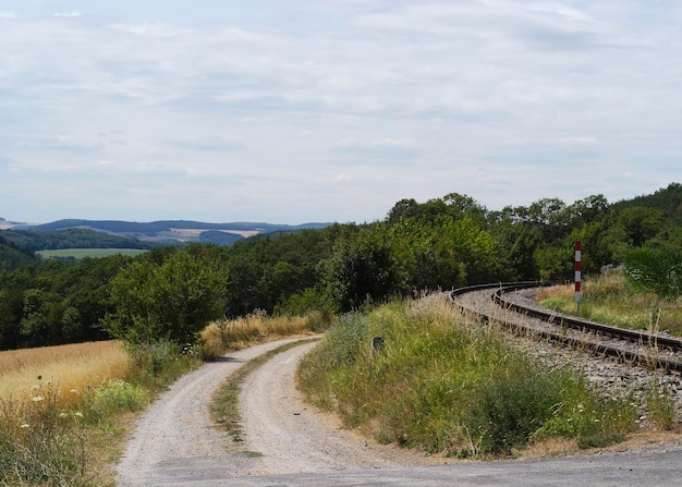 Bocht weg en spoor richting met prachtig uitzicht