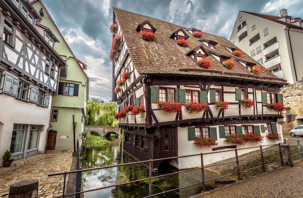 Bochtig huis of Hotel Schiefes Haus in Ulm Duitsland Het is een oriëntatiepunt van Ulm in het oude Fishermans Quarter