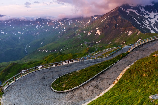 Bochtige Alpenroute bij Grossglockner in Oostenrijk bij dramatische zonsopgang