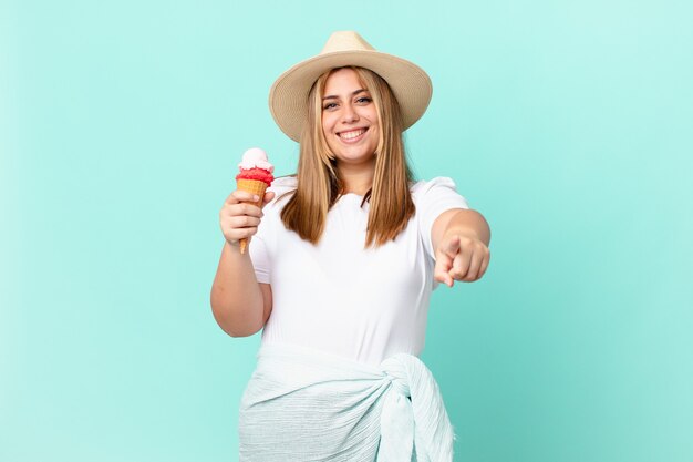 Bochtige mooie blonde vrouw wijzend op de camera die jou kiest