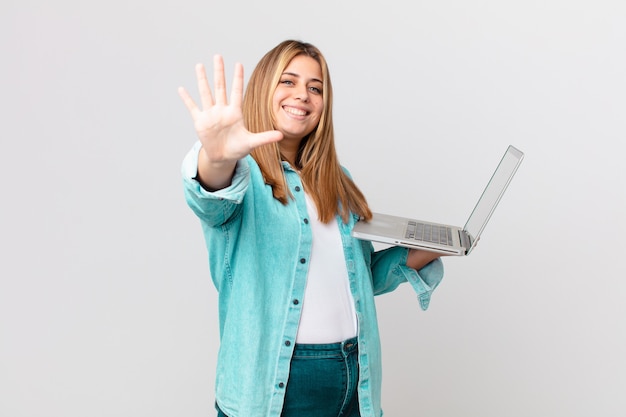 Bochtige mooie vrouw met een laptop