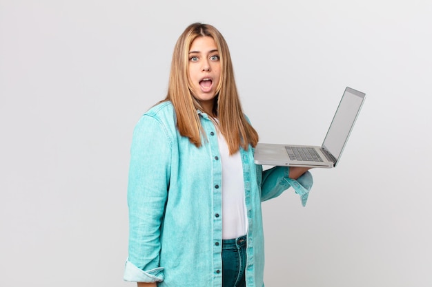 Bochtige mooie vrouw met een laptop