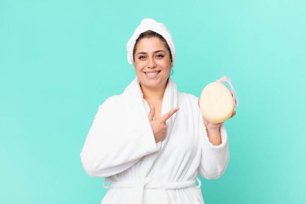 Bochtige mooie vrouw na een douche in badjas