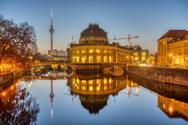 Photo the bode museum and the television tower in berlin on a clear sky morning