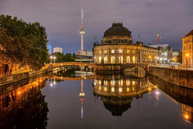 Photo the bode museum and the television tower in berlin at night