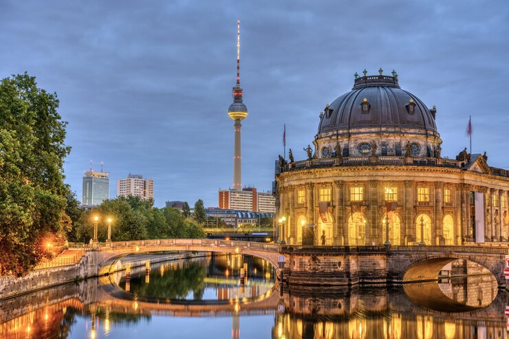 Photo the bode museum the television tower and the river spree in berlin at twilight