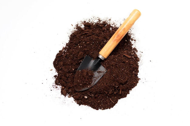Bodem voor het planten van planten en tuinblad op een witte achtergrond Het concept van het begin van het planten werkt groeiende zaailingen verplanten bloemen bodemselectie