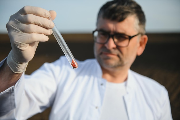Bodembemonstering Agronoom neemt monster met bodemsonde-sampler Milieubescherming biologisch bodemcertificeringsonderzoek