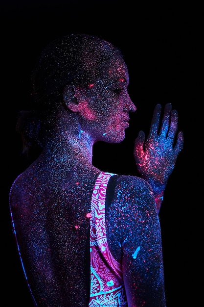 Foto body art sul corpo che balla alla luce ultravioletta