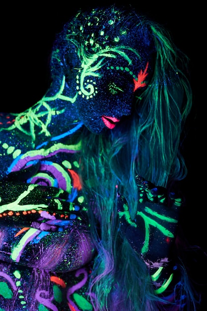 Body art in ultraviolet licht