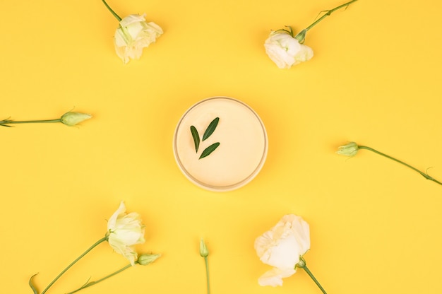 Crema e fiori per la cura del corpo