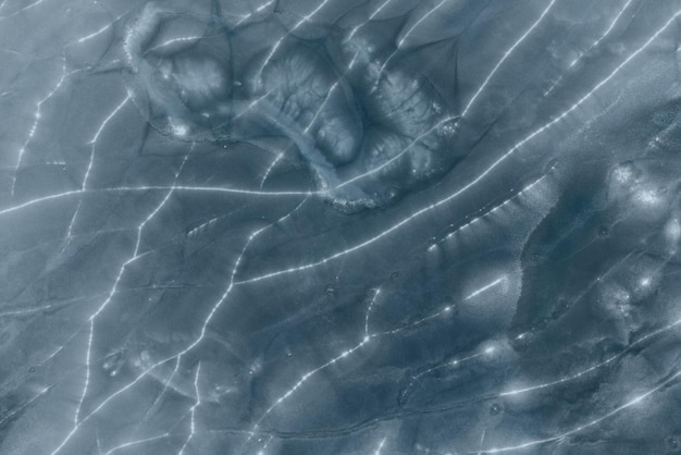 Водоем, покрытый текстурированным льдом Вид сверху Зимний фон
