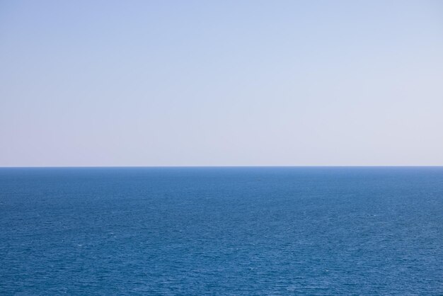 Photo body of water under gray sky photo