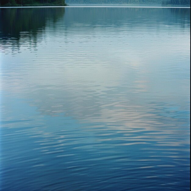 Photo a body of water that has a reflection of trees in it