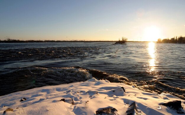 Photo a body of water that has snow on it