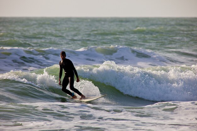 Bodyboader in de zee