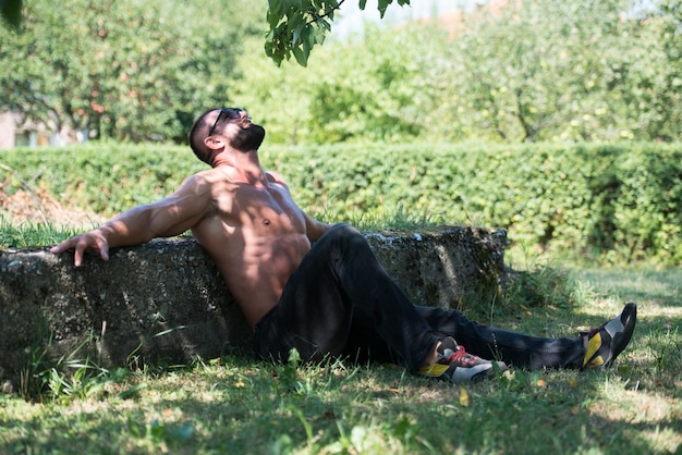 Bodybuilder Buigt Spieren Buiten In De Natuur