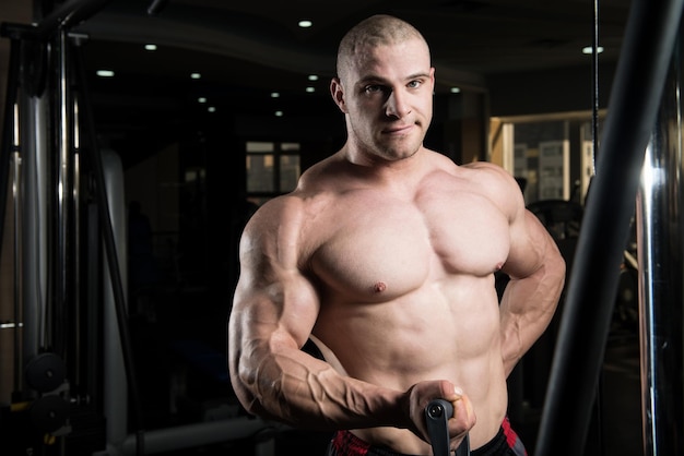 Bodybuilder die biceps traint