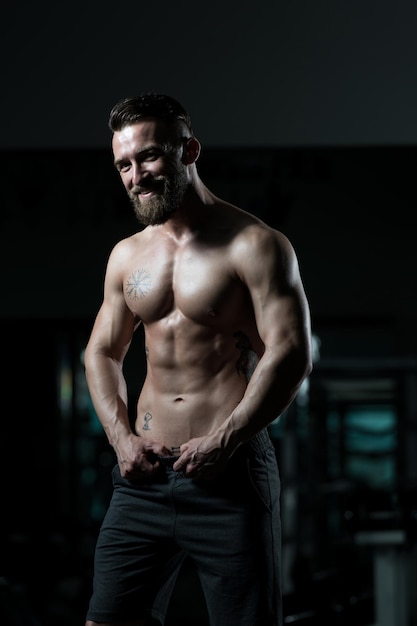 Bodybuilder die de meest gespierde pose uitvoert