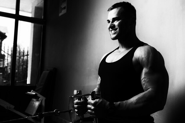 Bodybuilder die terug in de sportschool traint