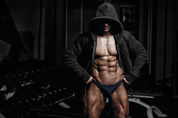 Foto bodybuilder die zich ontspant na zijn training in de sportschool