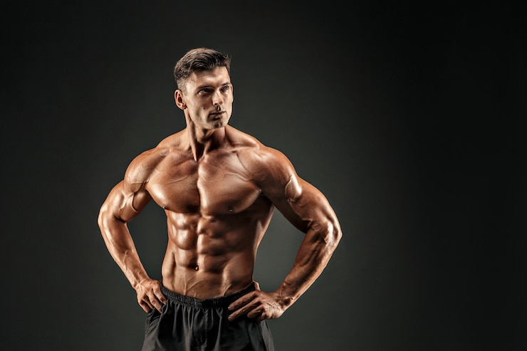 Bodybuilder die zijn spieren toont