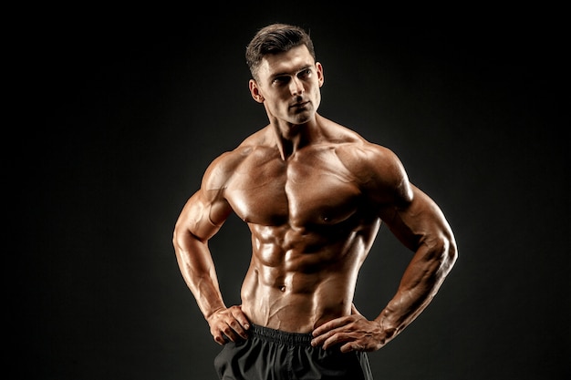 Bodybuilder die zijn spieren toont
