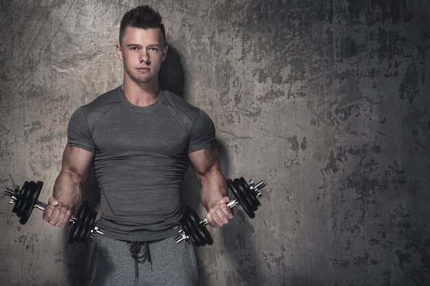 Bodybuilder doet biceps krullen met halters