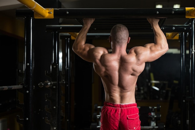 Bodybuilder doet pull-ups Beste rugoefeningen