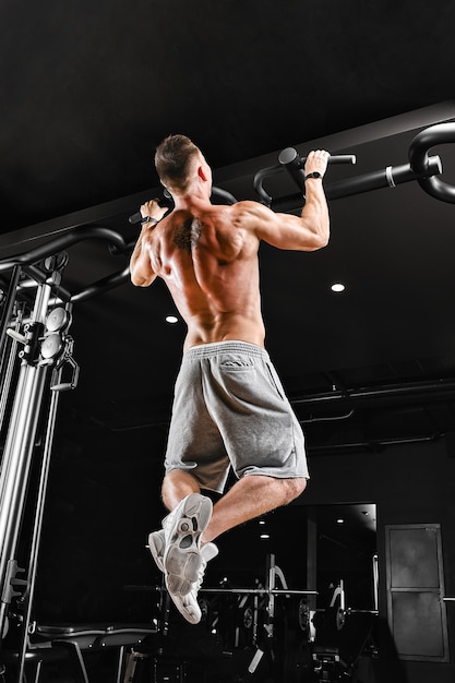 Bodybuilder doet pull-ups