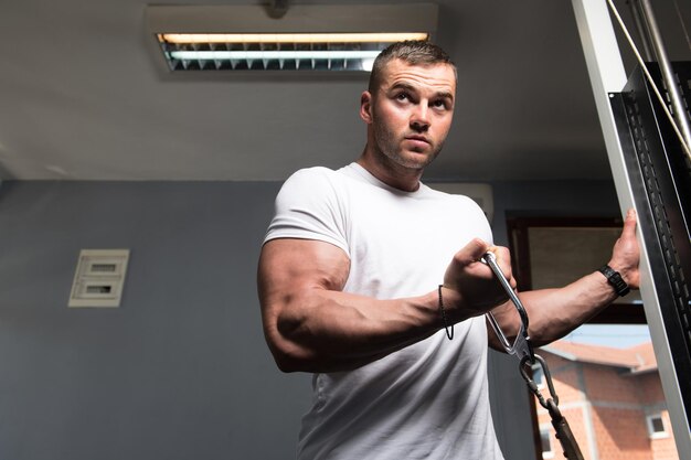 Bodybuilder doet zware oefening voor biceps