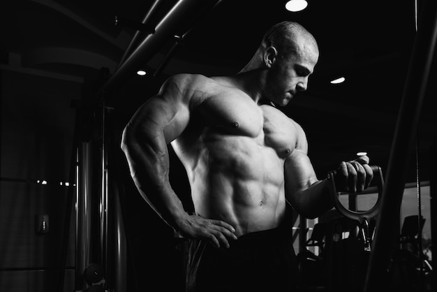 Bodybuilder doet zware oefening voor biceps