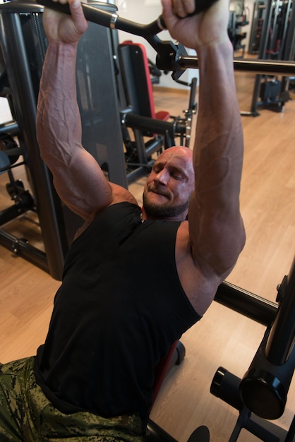 Bodybuilder doet zware oefening voor triceps