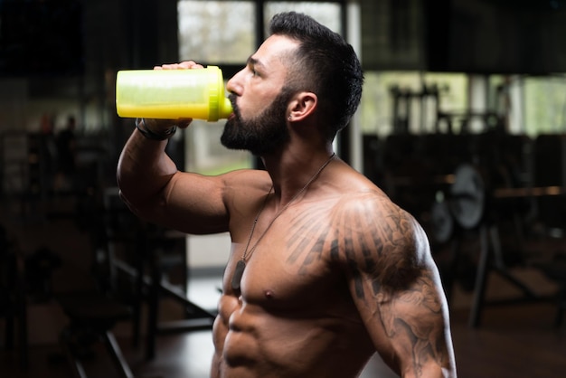 Acqua potabile del bodybuilder dall'agitatore