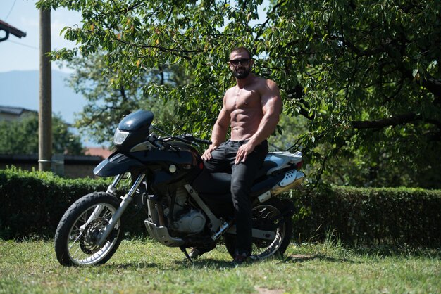 Bodybuilder en motorfiets