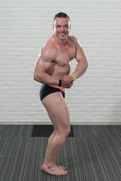 Photo bodybuilder flexing muscles