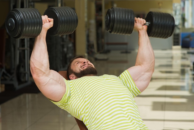 Foto culturista in palestra