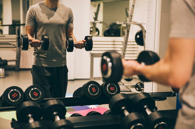 Foto culturista in palestra