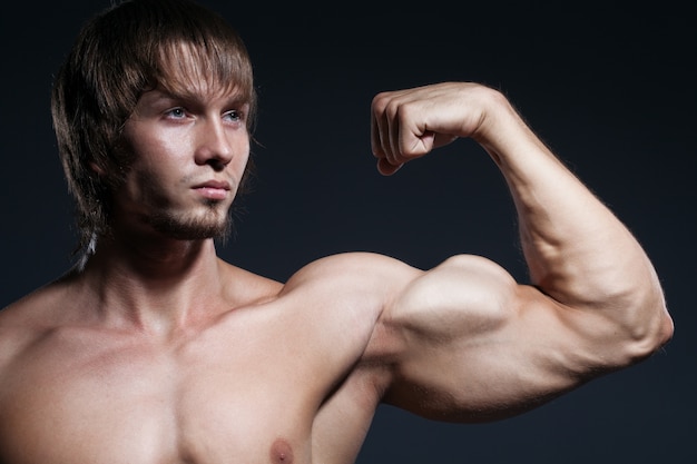 Bodybuilder man met een gedefinieerd lichaam