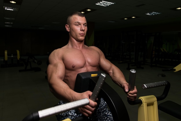 Bodybuilder Oefening Terug Op Machine