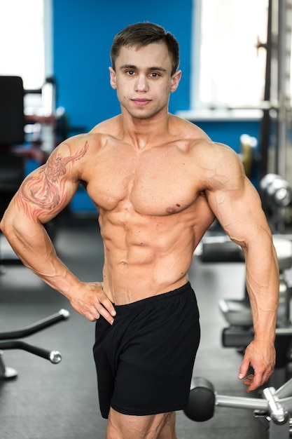 Bodybuilder poseren in de sportschool