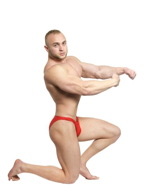 Bodybuilder poseren zijn spieren op witte achtergrond