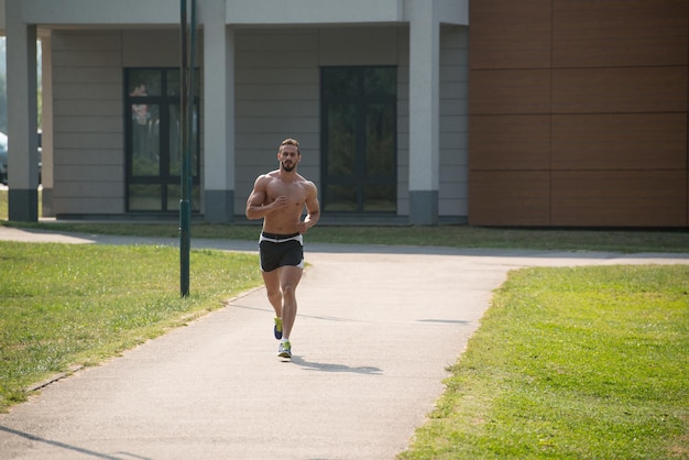 Bodybuilder Runner loopt door de Spring Park Road