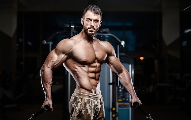 Bodybuilder sterke man oppompen van abs spieren