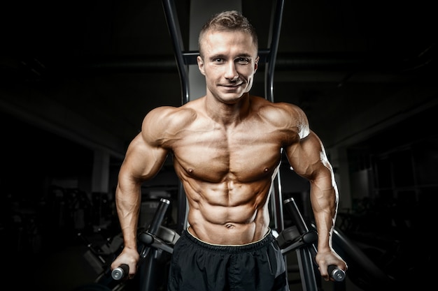 Bodybuilder sterke man oppompen van abs spieren