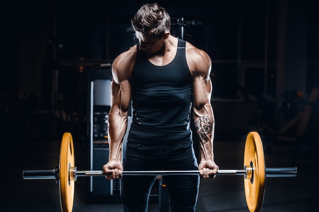 Bodybuilder sterke man oppompen van biceps spieren