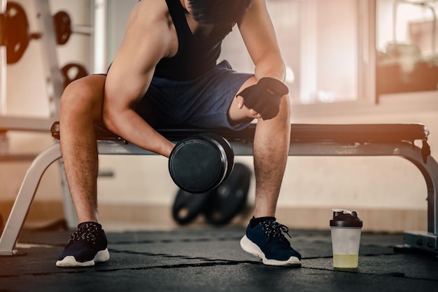 Bodybuilder trainen met halter gewichten op de gym.man bodybuilder doen oefeningen met halter. Fitness gespierd lichaam