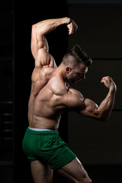 Bodybuilder uitvoeren dubbele dubbele biceps pose