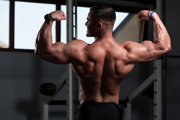 Bodybuilder uitvoeren dubbele dubbele biceps pose